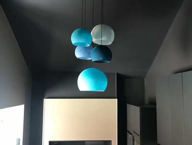 Photo d'un installation de luminaire au plafond